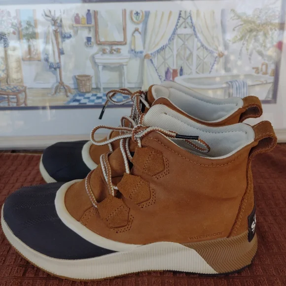 Sorel Brown and Black Winter Boots - Picture 1 of 16